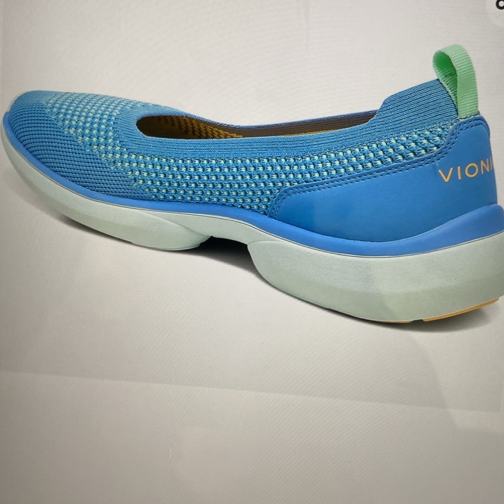 VIONIC Vortex Kallie Slip-On Walking Shoe.  Size 9.5. NWOT